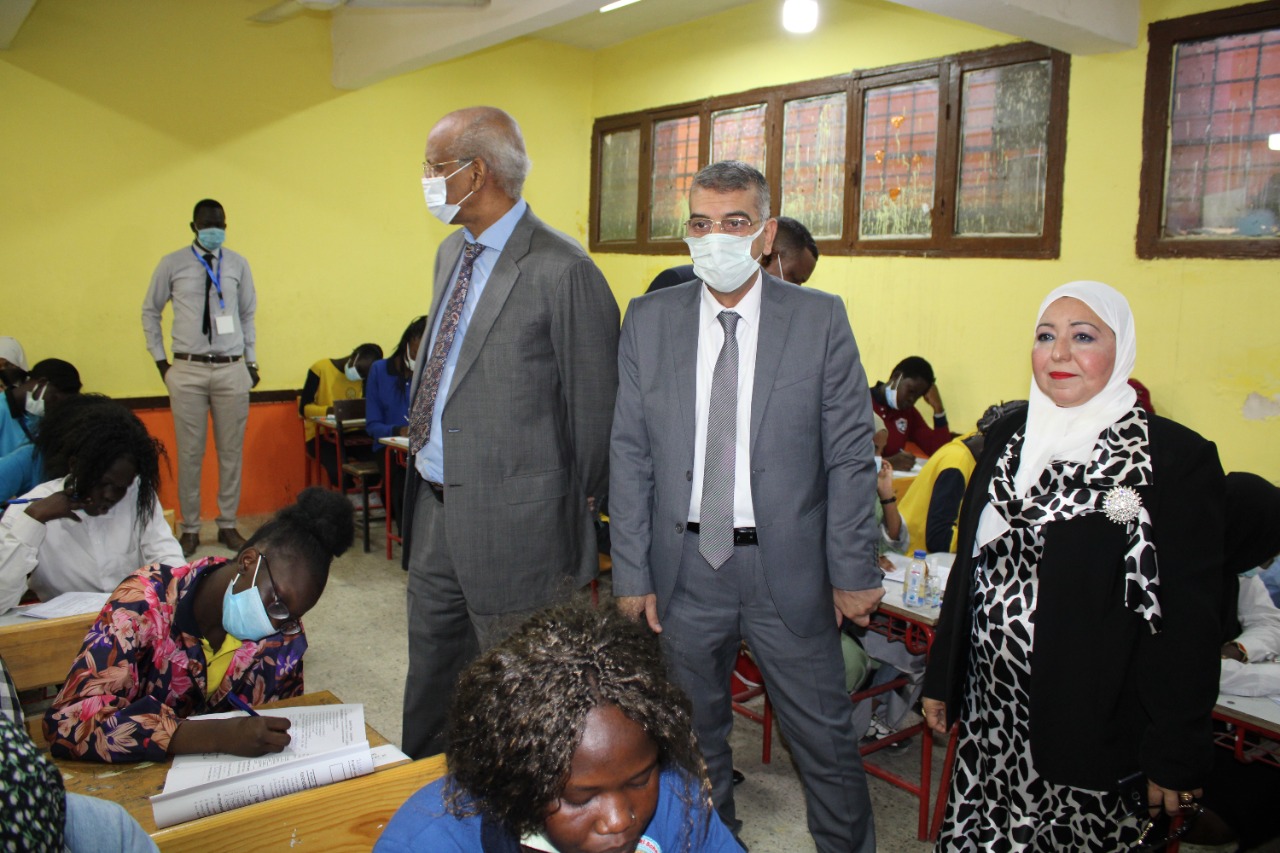 مدير تعليم الجيزة مع السفير السودانى خلال تفقد الامتحانات
