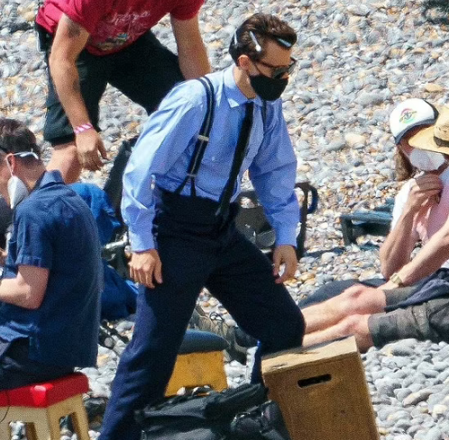 أول صور لـ هارى ستايلز فى زي الضابط بكواليس أحدث أفلامه My Policeman اليوم السابع