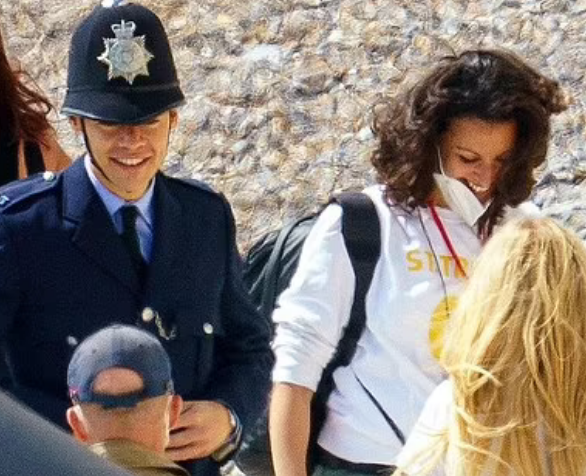 أول صور لـ هارى ستايلز فى زي الضابط بكواليس أحدث أفلامه My Policeman اليوم السابع