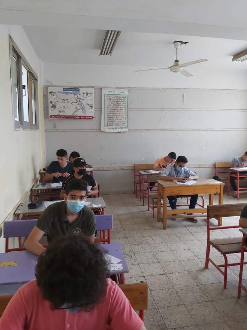 طلاب الشهادة الإعدادية بالقاهرة يؤدون امتحان الجبر والإحصاء طلاب الشهادة الإعدادية بالقاهرة يؤدون امتحان الجبر والإحصاء