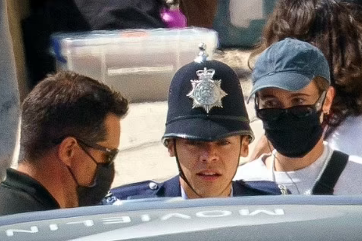 أول صور لـ هارى ستايلز فى زي الضابط بكواليس أحدث أفلامه My Policeman اليوم السابع
