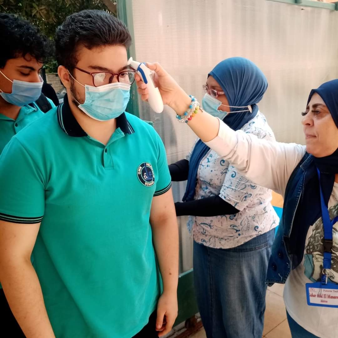 قياس درجة حرارة الطلاب قبل دخول اللجان قياس درجة حرارة الطلاب قبل دخول اللجان