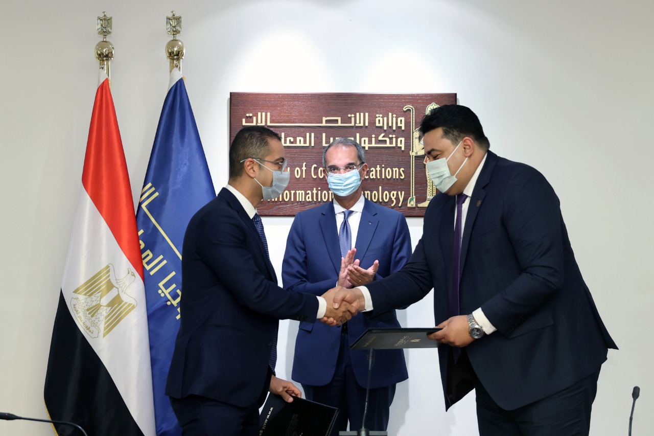وزير الاتصالات يشهد تعديل اتفاقية المساهمين بين المصرية للاتصالات وفودافون