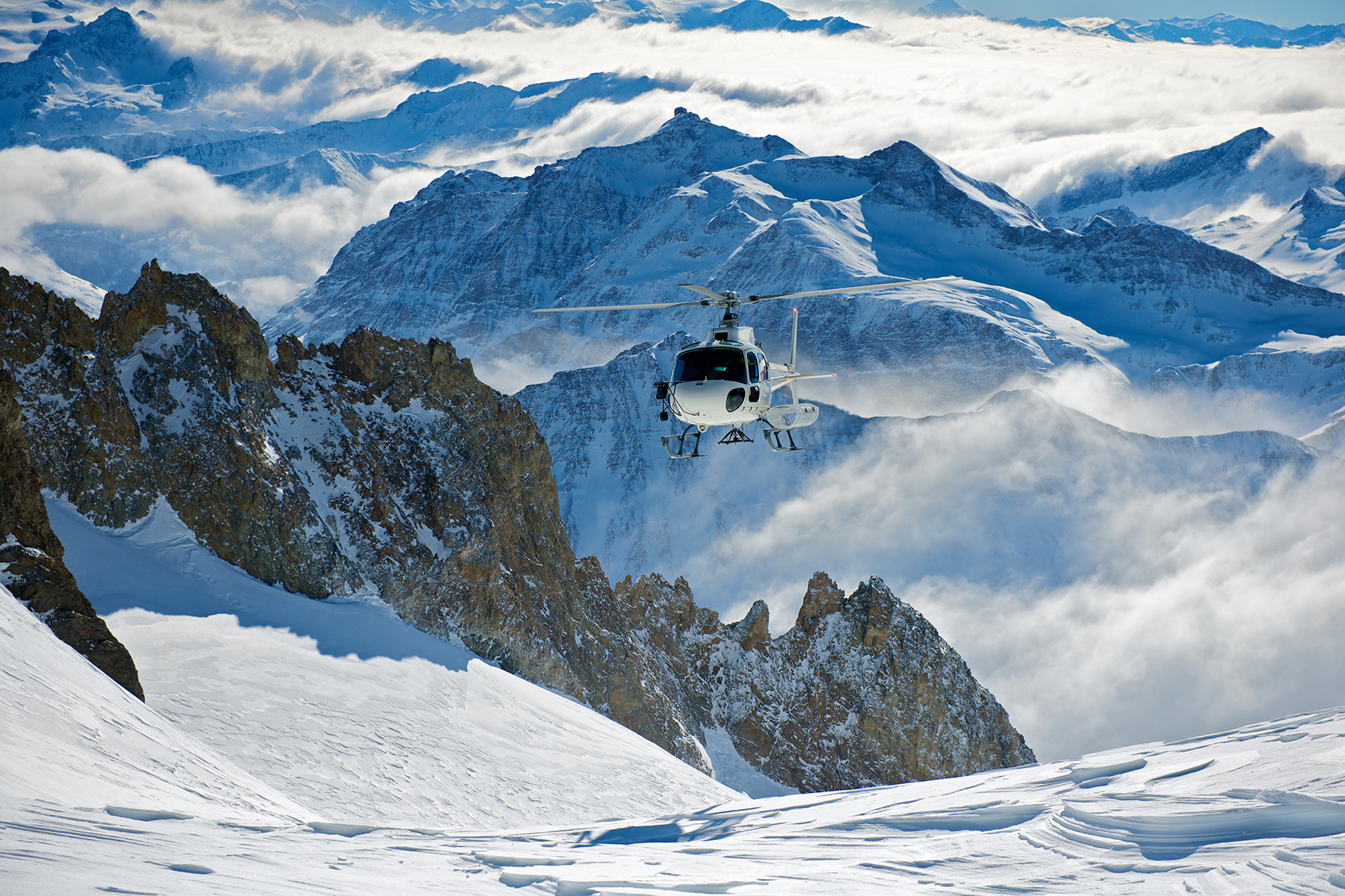 التزلج على الهليكوبتر في جبال الألب