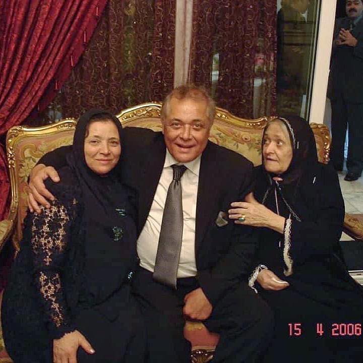 محمود عبد العزيز مع شقيقته الراحلة
