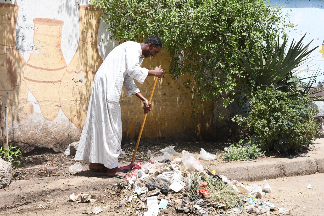 المواطن موسى أثناء تجميعه القمامة