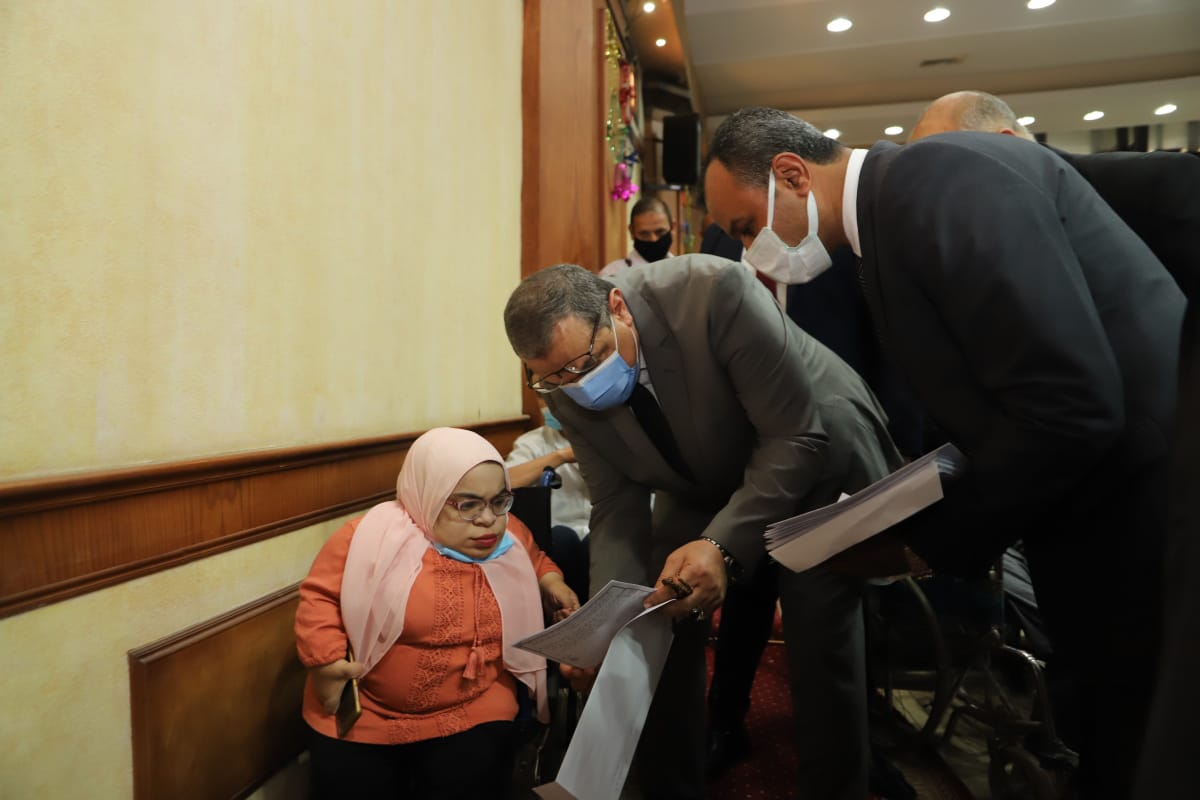 تسليم عقود عمل لذوى الإعاقة بالقاهرة والشرقية