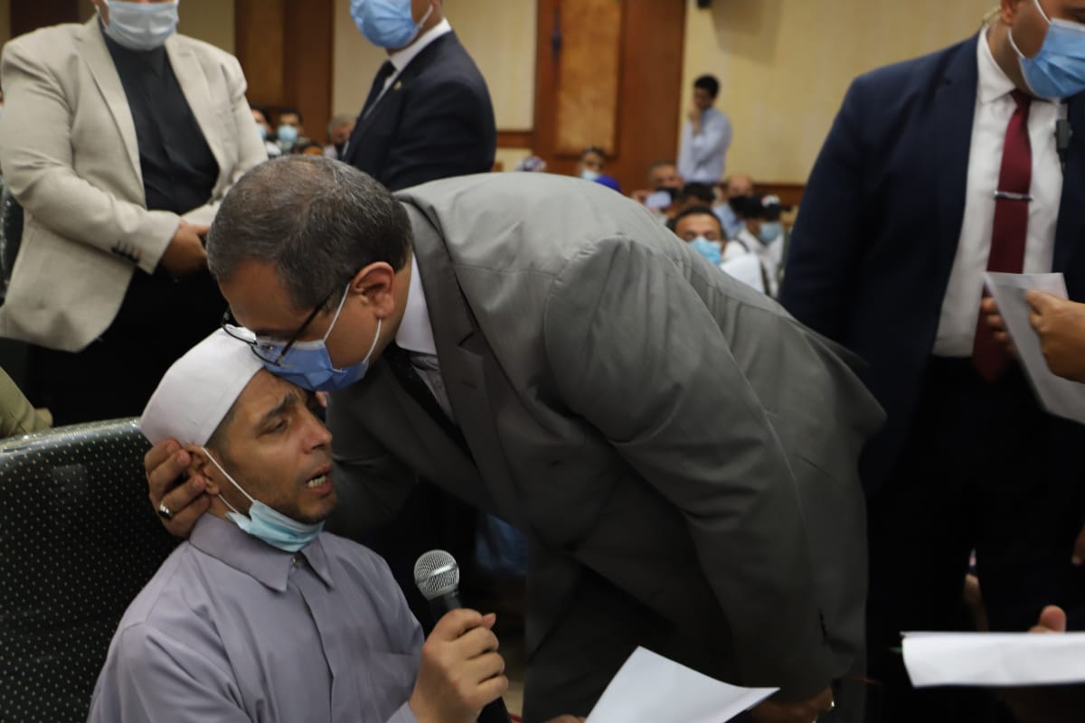 وزير القوى العاملة يقبل جبهة أحد ذوى الإعاقة خلال تسليمه عقد عمل