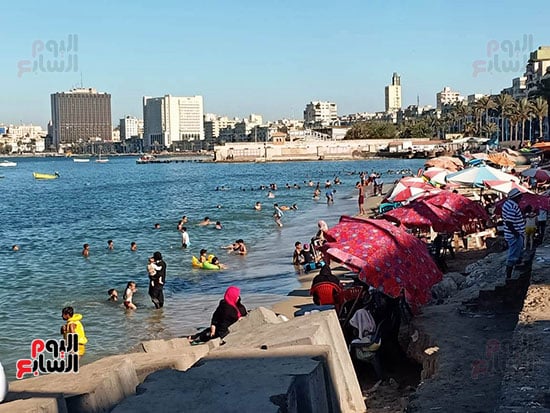 المواطنين-على-شاطئ-الانفوشى-بالاسكندرية