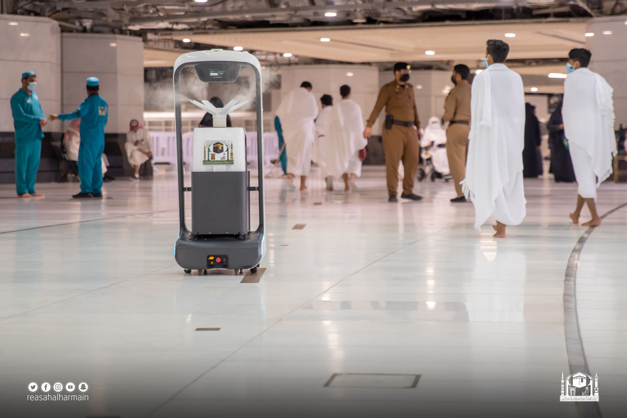 روبوتات داخل المسجد الحرام (1)