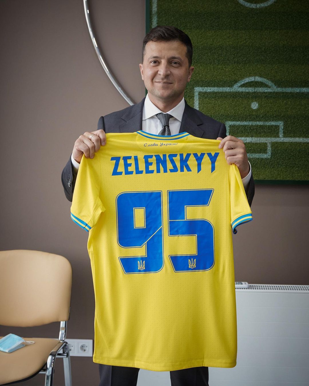 الرئيس الأوكرانى مع قميص منتخب بلاده