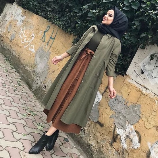 أفكار لتنسيق التنورة ذات الأزرار الأمامية مع الحجاب (4)