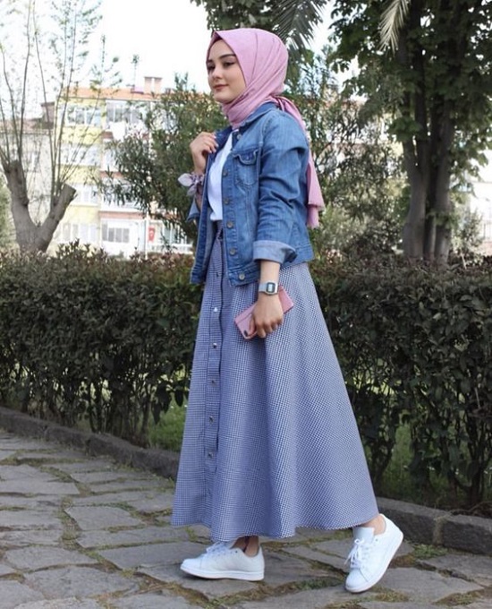 أفكار لتنسيق التنورة ذات الأزرار الأمامية مع الحجاب (15)