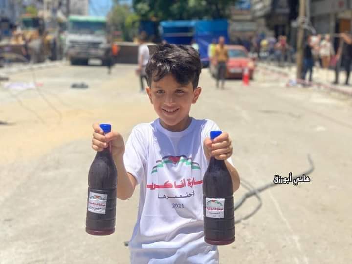 طفل فلسطينى يقدم العصائر للأطقم المصرية فى غزة