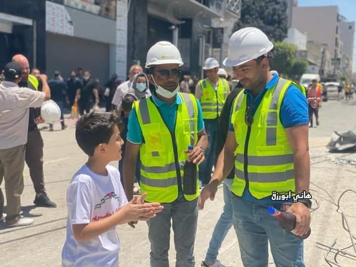 الطفل الفلسطينى كريرم يقدم العصائر للاطقم المصرية في غزة