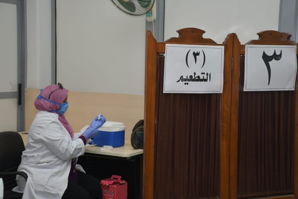 جامعة القاهرة تتوسع فى تطعيم أعضاء هيئة التدريس بلقاح كورونا