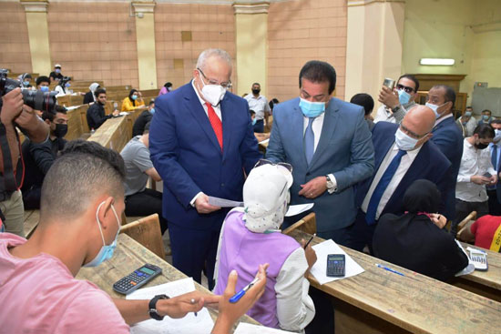 وزير التعليم العالى يتابع أعمال امتحانات نهاية العام الدراسى بجامعتى القاهرة وحلوان (4)