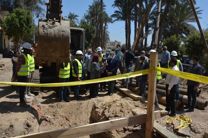 محافظ المنيا يتفقد أعمال مشروع الصرف الصحى بقرية نزلة اسمنت