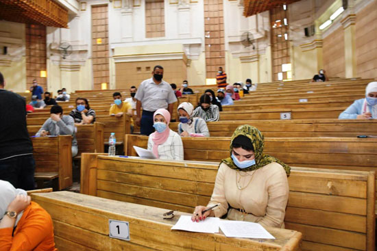 وزير التعليم العالى يتابع أعمال امتحانات نهاية العام الدراسى بجامعتى القاهرة وحلوان (1)