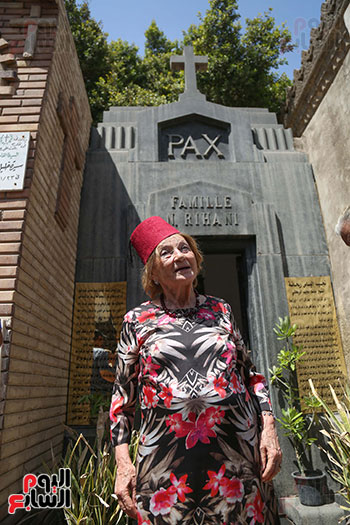 جينا تزور قبر والدها نجيب الريحانى (1)