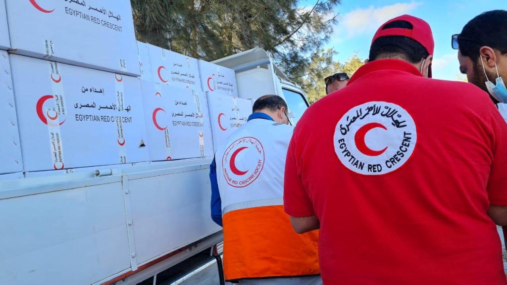 تسليم مساعدات طبية من الهلال الأحمر المصرى للفلسطينى