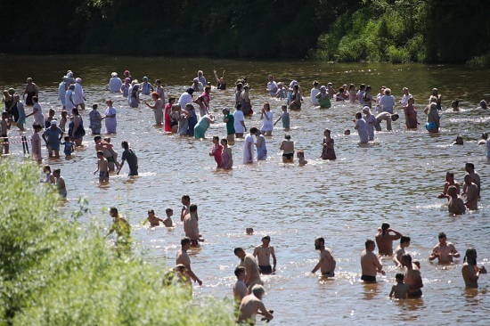 الحجاج يغوصون في نهر فيليكايا