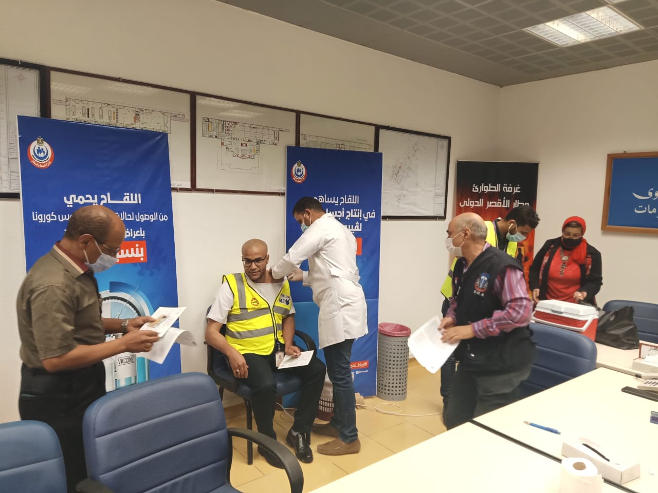 تطعيم العاملين بمطار الأقصر بلقاح كورونا (3)