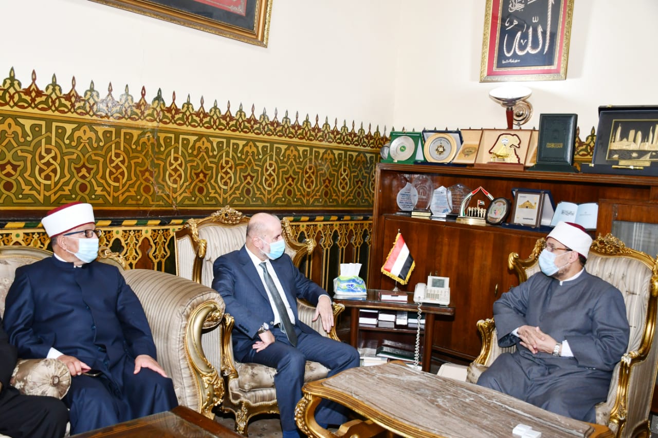 ووزير الأوقاف خلال لقاء مستشار الرئيس الفلسطينى