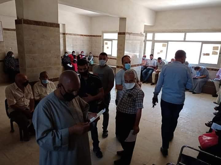 توافد المواطنين لتلقي اللقح بمستشفى فوه المركزس