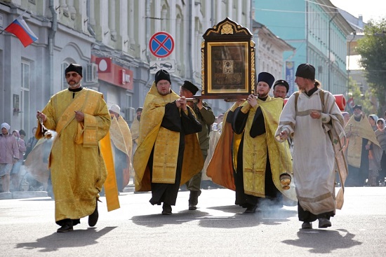 رجال الدين يحملون أيقونة القديس نيكولاس