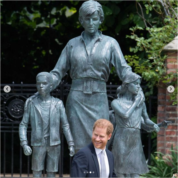 الأمير هارى أمام التمثال