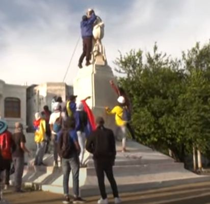 المتظاهرون يجرون التمثال