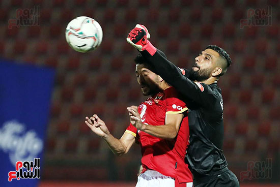 أحمد الشناوي يبعد الكرة من أمام طاهر محمد طاهر