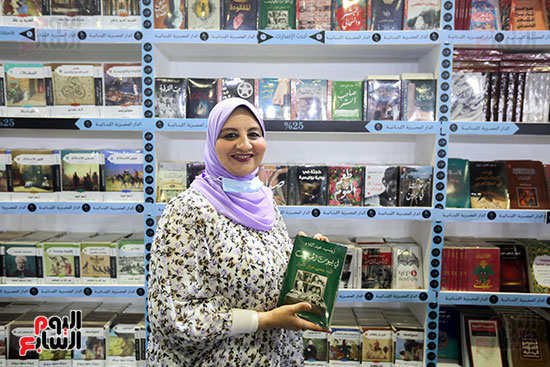 زينب عبداللاه مع كتابها