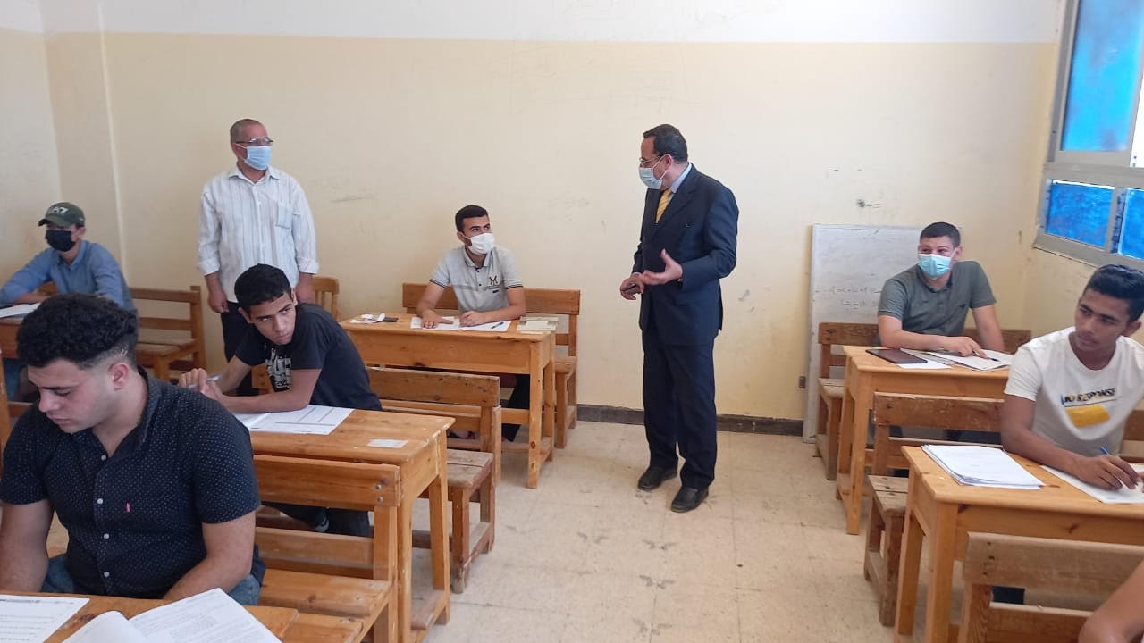 محافظ شمال سيناء يتحدث مع الطلاب