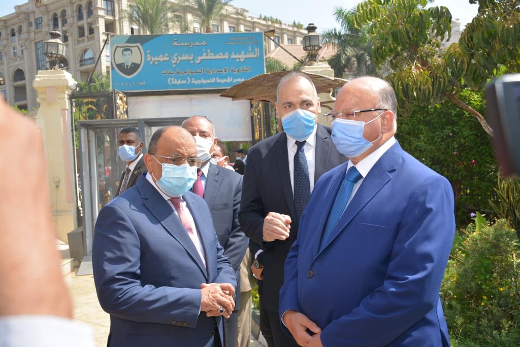 وزير التنمية المحلية ومحافظ القاهرة خلال تفقهدهما امتحانات الثانوية العامة
