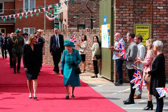 ملكة بريطانيا إليزابيث الثانية تزور موقع تصوير المسلسل