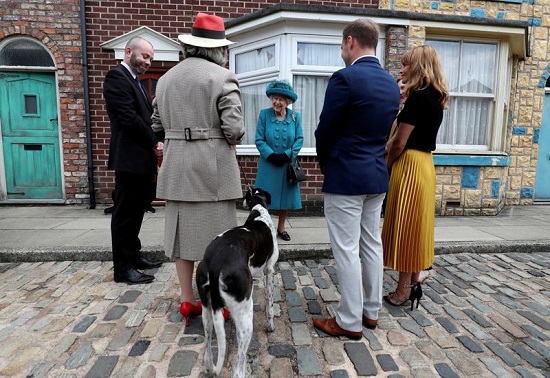 ملكة بريطانيا إليزابيث تلتقي بممثلين وأعضاء فريق الإنتاج