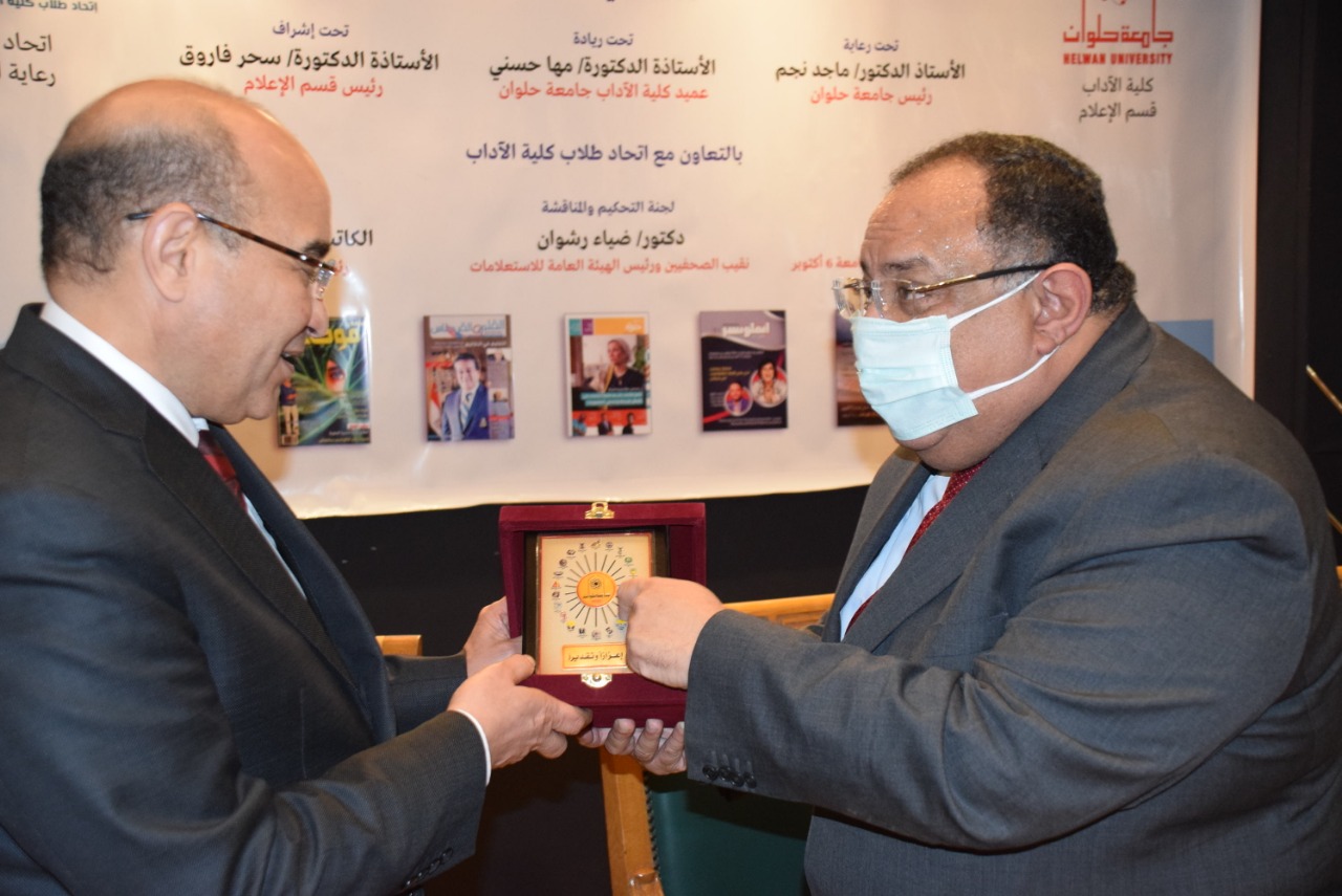 رئيس جامعة حلوان يكرم الكاتب الصحفى علاء ثابت