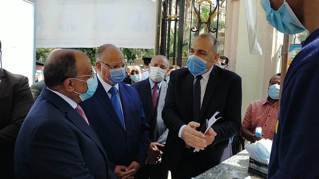 جانب من جولة وزير التنمية المحلية ومحافظ القاهرة على لجان امتحانات الثانوية العامة