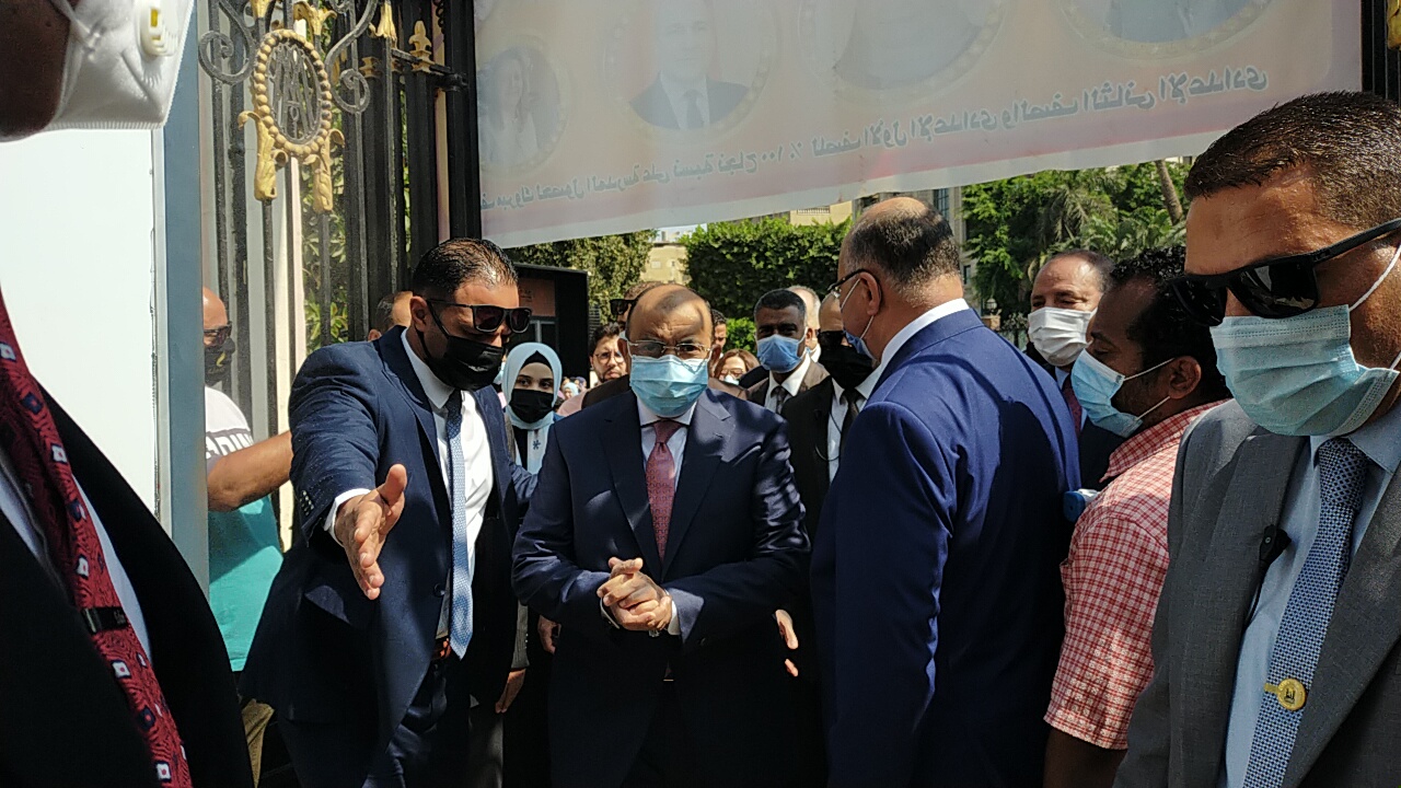 وصول وزير التنمية المحلية ومحافظ القاهرة لجان امتحانات الثانوية العامة