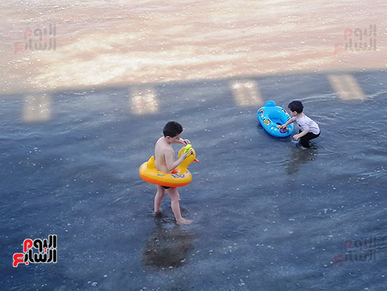 الأطفال يمارسون السباحة بالمياه في بورسعيد