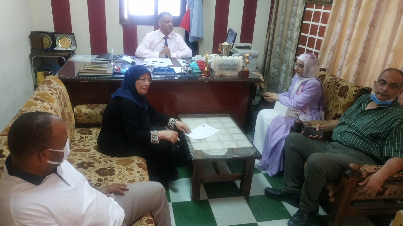 اساتذة جامعة مطروح يشهدون امتحان محو امية سيدة عجوز اساتذة جامعة مطروح يشهدون امتحان محو امية سيدة عجوز