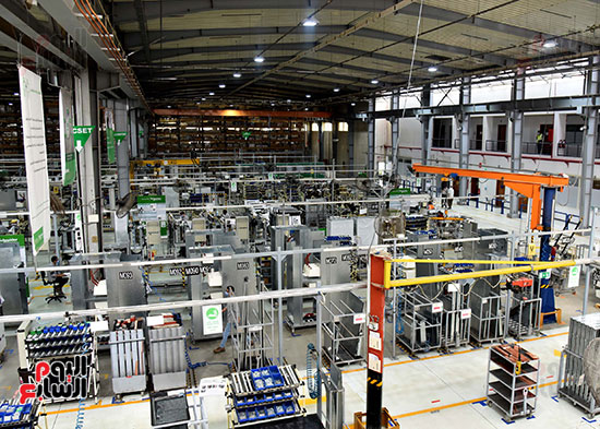 رئيس الوزراء يتفقد المصنع الإقليمى لشركة شنايدر إليكتريك بمدينة بدر (4)