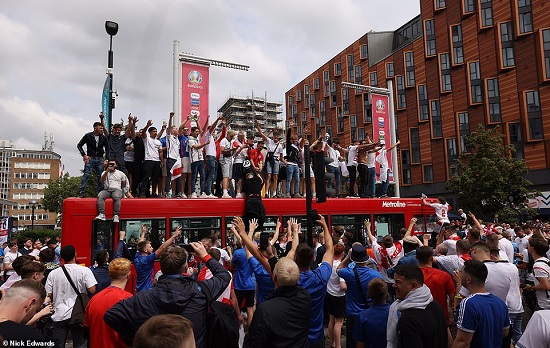 مشجعو إنجلترا في ويمبلي يصعدون إلى حافلة