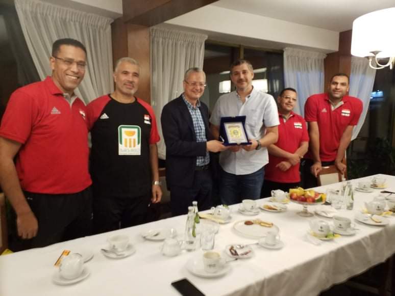 سفير مصر فى بولندا مع بعثة الطائرة