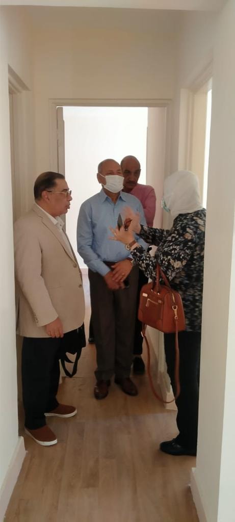 نائب محافظ القاهرة ومدير الصحة خلال فرش العيادات (1)