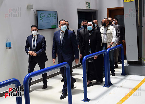 رئيس الوزراء يتفقد المصنع الإقليمى لشركة شنايدر إليكتريك بمدينة بدر (22)