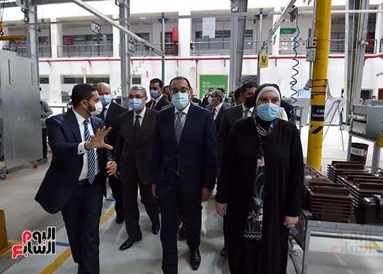 رئيس الوزراء يتفقد المصنع الإقليمى لشركة شنايدر إليكتريك بمدينة بدر (24)