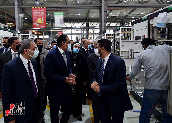 رئيس الوزراء يتفقد المصنع الإقليمى لشركة شنايدر إليكتريك بمدينة بدر (36)